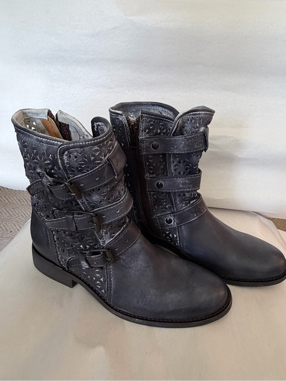 Sbicca Annex Perforated Leather Multi-Buckle Moto Boots Women's Size 6.5 NWOB